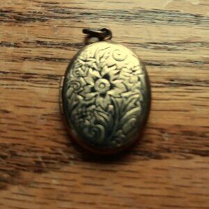 Antique 1.5 inch Winard pendant crafted from yellow gold-filled metal oval.